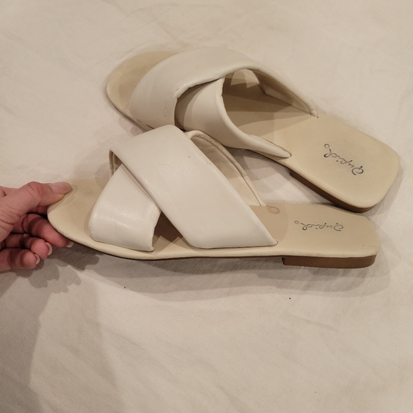 Cross sandals - Picture 3 of 3